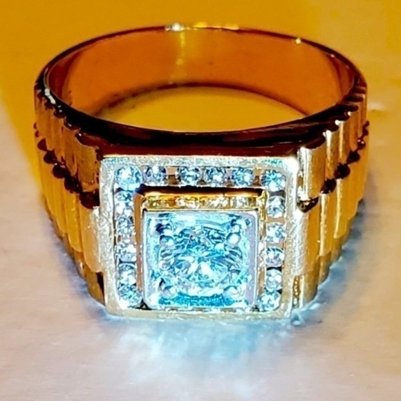 Super elegant & classy Ring on Solid 18K & Sparkly Diamonds - Picture 1 of 10